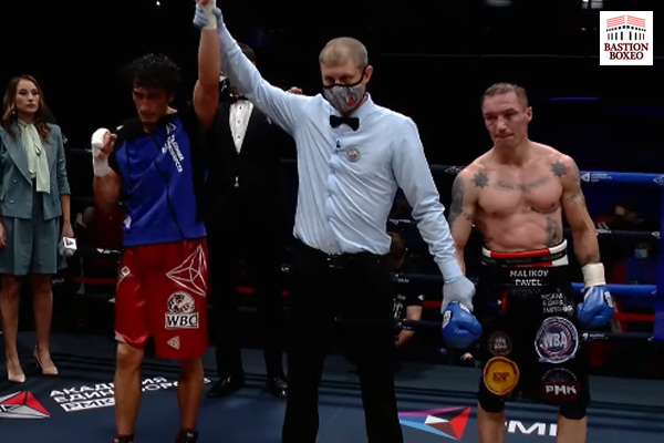 Zaur Abdullaev derribó múltiples veces a Pavel Malikov y logró victoria por knockout
