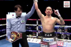 Kazuto Ioka en la proclamación de su victoria ante Kosei Tanaka