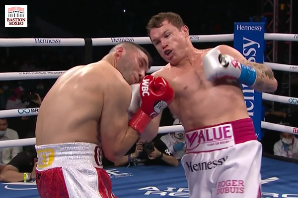 Canelo Álvarez impacta un golpe contra Avni Yildirim