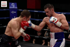 Ruslan Kamilov conecta uppercut de derecha contra Evgeny Chuprakov