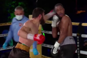 Ruslan Madiyev conecta su mano izquierda contra Danielito Zorrilla