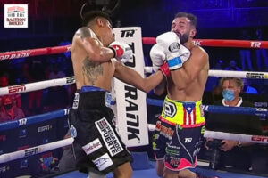 Emanuel Navarrete conecta el uppercut de izquierda del primer knockdown ante Christopher Díaz