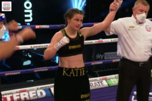 Katie Taylor es proclamada vencedora tras su combate contra Natasha Jonas