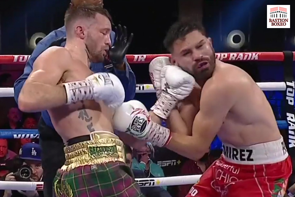 Josh Taylor impacta el uppercut causante del segundo knockdown ante José Carlos Ramírez