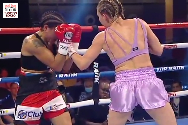 Mikaela Mayer conecta uppercut zurdo contra Érica Farías