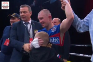 Roman Andreev es abrazado por su hijo tras victoria ante Freddy Fonseca