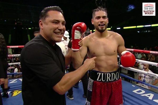 Gilberto Ramírez junto a Óscar de la Hoya tras victoria de "Zurdo" sobre Sullivan Barrera