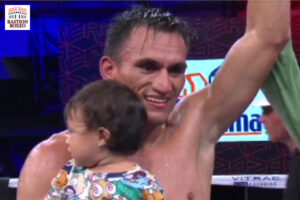 Oziel Santoyo es proclamado ganador en su combate contra Mauricio Noriega