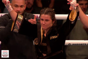 Katie Taylor es proclamada ganadora después de su combate ante Jennifer Han