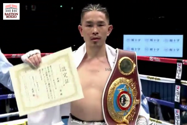 Kazuto Ioka posa tras derrotar a Francisco "Chihuas" Rodríguez