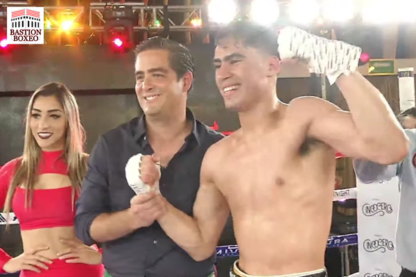 El peso pesado Brandon Moore y el pegador superligero Jimerr Espinosa  sumaron knockouts en el respaldo del Vázquez-Flores – Bastión Boxeo