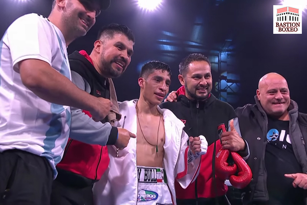 El mexicano Héctor Gabriel Flores sorprendió al exretador mundial Jay Harris y le derrotó por knockout en el sexto asalto (Vídeo de la velada)