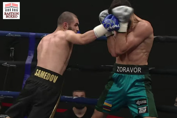 Elnur Samedov impacta gancho zurdo con salto ante Zoravor Petrosyan