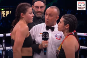 Sandy Ryan y María Soledad Capriolo antes del comienzo del combate