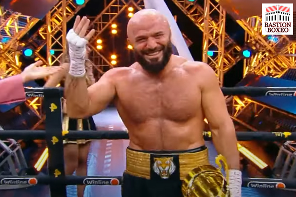El luchador de artes marciales mixtas Magomed Ismailov derrotó claramente boxeando al exaspirante mundial crucero Durodola (Video de la velada)
