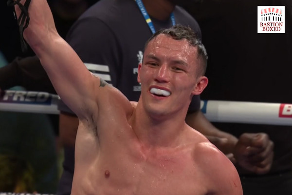 Con un recital de trampas, Josh Warrington recuperó el cinturón IBF pluma ante Kiko Martínez