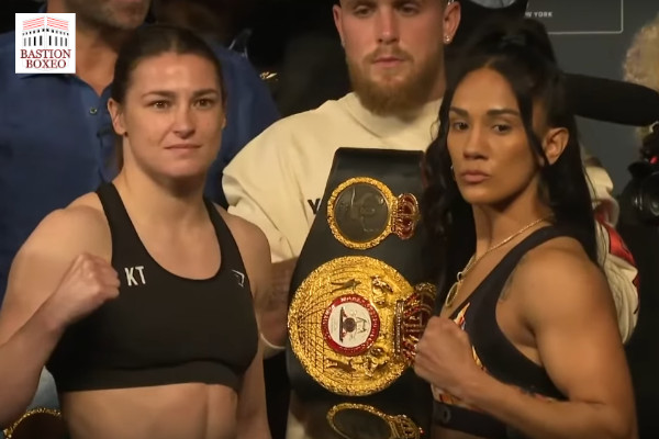 Katie Taylor y Amanda Serrano posan tras el pesaje