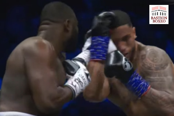 Martin Bakole impacta gancho zurdo contra Tony Yoka