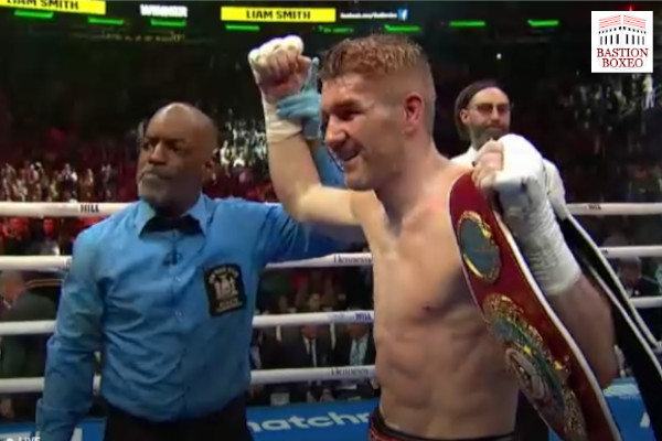 Liam Smith posa después de su victoria sobre Jesse Vargas