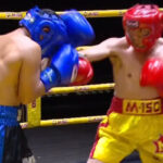 Wisaksil Wangek (rojo) pelea en exhibición contra Suriyan Satorn (azul)