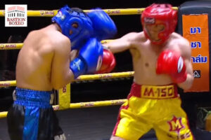 Wisaksil Wangek (rojo) pelea en exhibición contra Suriyan Satorn (azul)