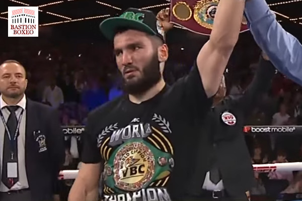 Artur Beterbiev tras unificar los cinturones mundiales WBC, WBO e IBF ante Joe Smith