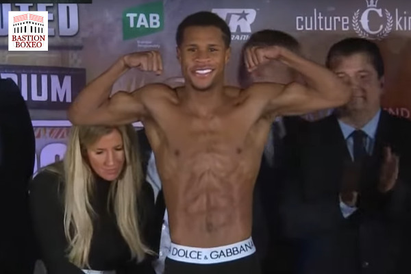 Devin Haney en el pesaje para el combate contra George Kambosos