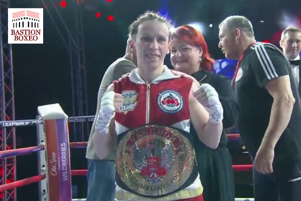La oro mundial y europea Elena Saveleva se proclamó campeona de Rusia supermosca derribando y venciendo a Abraamyan