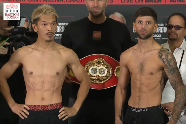 Kenichi Ogawa y Joe Cordina posan tras el pesaje