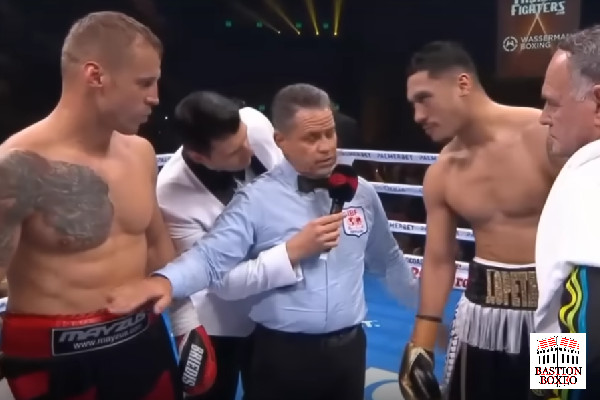 Jai Opetaia, derecha, justo antes del comienzo de su duelo ante Mairis Briedis, izquierda.