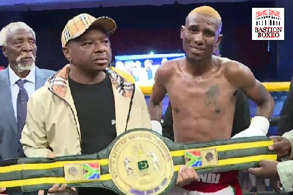 El excéntrico Ronald Malindi defendió su título de campeón de Sudáfrica con victoria por decisión dividida (Vídeo del evento)