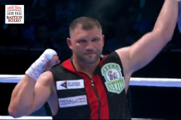 Evgeny Romanov derrotó a Vikapita Meroro. Alexey Mazur se proclamó campeón ruso del peso ligero