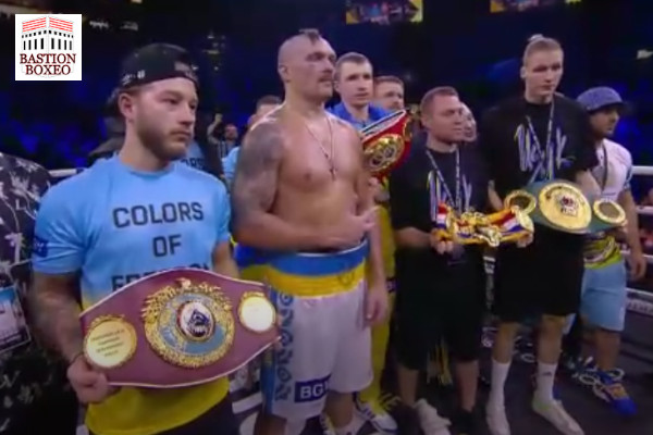 Oleksandr Usyk posa tras su segunda victoria sobre Anthony Joshua