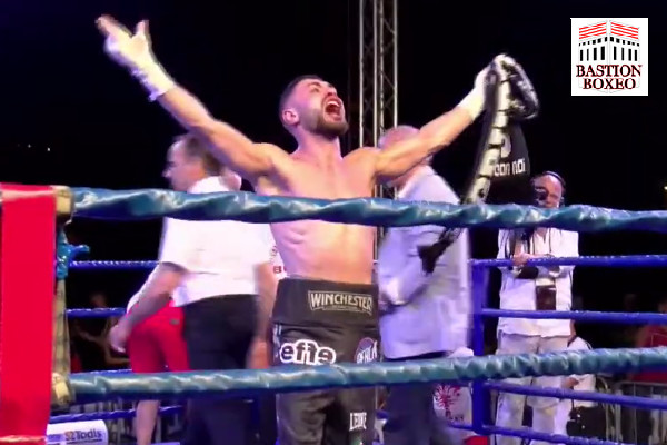 El invicto Vincenzo La Femina se proclamó campeón de Italia del peso supergallo con KO (Vídeo del combate)