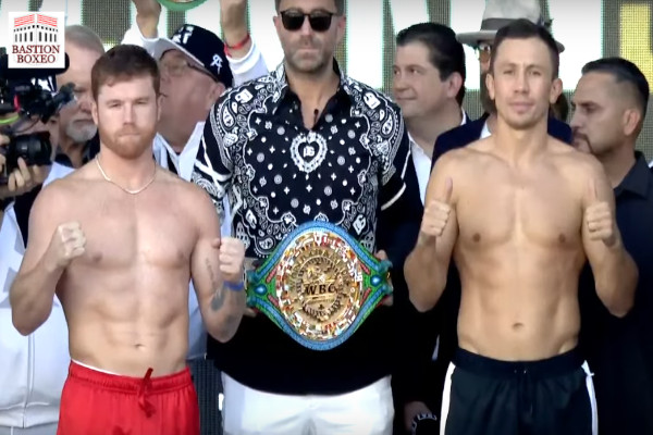 Saúl "Canelo" Álvarez y Gennadiy "GGG" Golovkin posan tras el pesaje