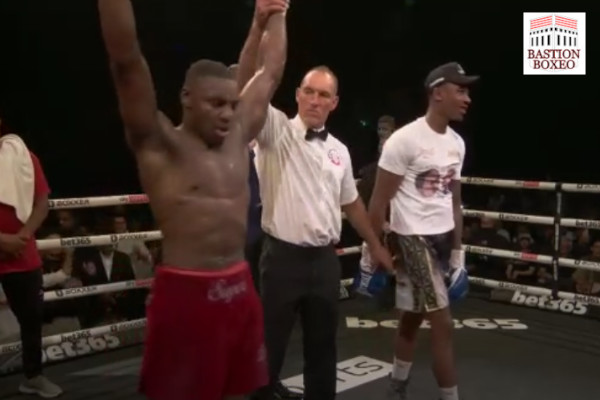 Dan Azeez retuvo su cinturón británico ante Pitters y se convirtió en aspirante de Anthony Yarde