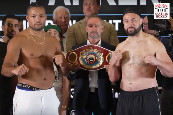 Tras el pesaje, Joe Joyce y Joseph Parker posan para las cámaras