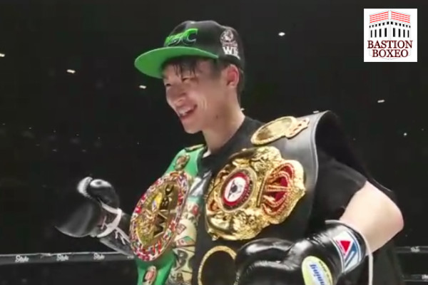 Kenshiro Teraji posa tras proclamarse campeón unificado ante Hiroto Kyoguchi