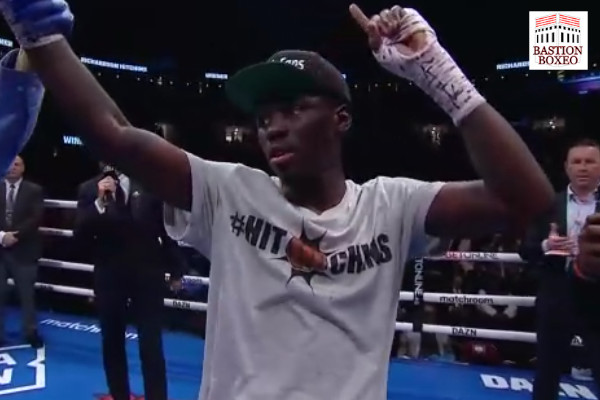 Richardson Hitchins ganó deslucido debut con Matchroom, Raymond Ford noqueó a Lukas