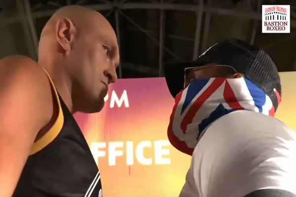 Tyson Fury y Derek Chisora tras el pesaje para su tercer combate