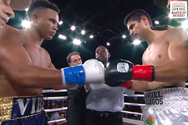 Richard Vansiclen y Manuel Gallegos chocan guantes antes de su combate