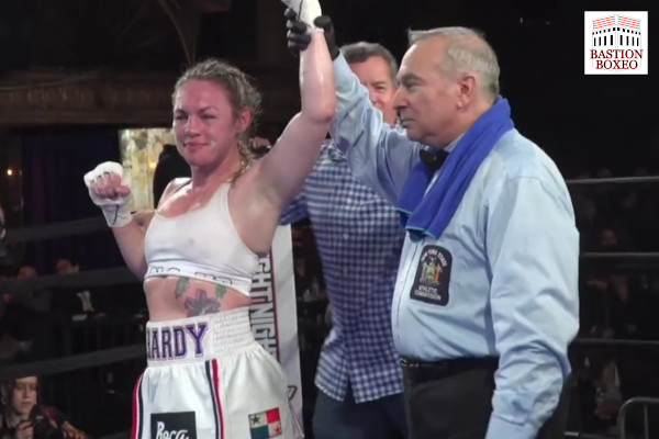 La excampeona Heather Hardy ganó por decisión mayoritaria duro duelo ante Cardoso. El olímpico Erdenebat venció por KOT (Vídeo del evento)