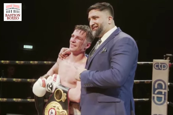 Reece Mould se convirtió en campeón inglés del peso ligero en gran combate contra Hamed Ghaz (Vídeo del evento)