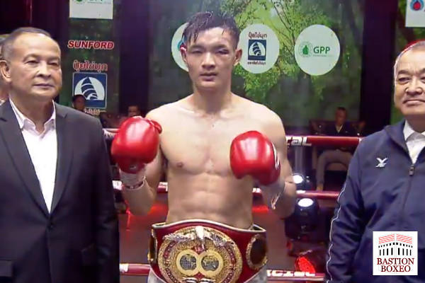 El filipino Victoriano boxeó bien y ganó asaltos pero fue batido por la pegada del tailandés Chonlathondamrongkun (Enlace al vídeo)